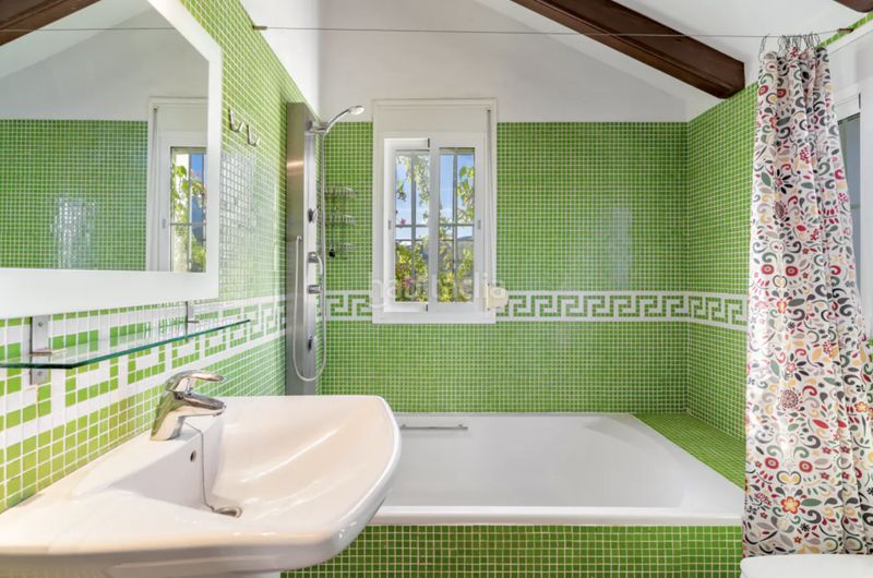 Foto 9153900d-d597-4ee7-80aa-7a63337f14b6. Casa amb calefacció aparcament piscina a Las Lomas Estepona
