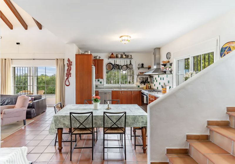 Foto d62bd68e-5d7e-4e36-9c4c-9fc579fbf2cb. Casa amb calefacció aparcament piscina a Las Lomas Estepona