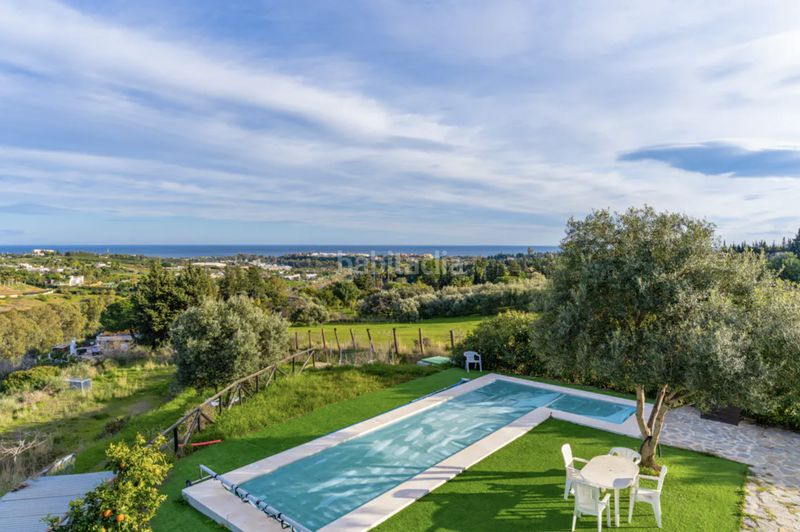 Foto f516cca6-bc8b-44b4-ac6a-ffc7261ef599. Casa amb calefacció aparcament piscina a Las Lomas Estepona