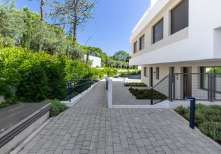 Casa a schiera in Elviria. Casa adosada contemporánea a estrenar de cuatro plantas, con jar
