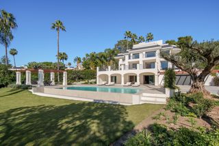 House in Las Brisas. Espectacular villa contemporánea con vistas panorámicas, zona pr