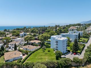 Dachwohnung in Los Monteros. Exclusivo ático completamente renovado con vistas al mar, dos te