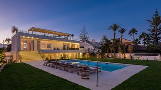 Casa en La Cala Mijas. Exclusiva villa de lujo en primera línea de playa con vistas pan