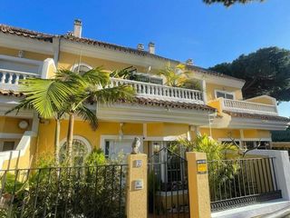 Casa a schiera in Calahonda. Moderno adosado surfacing con acabados premium  movein ready