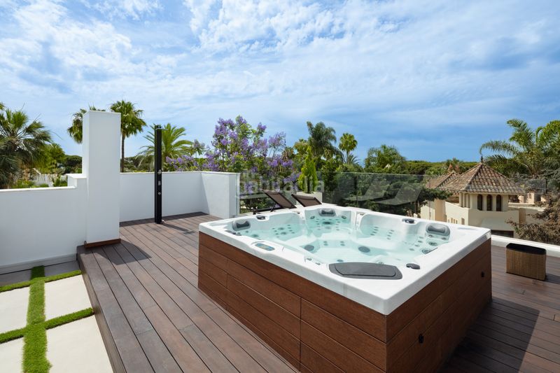 Foto 44b5a382-ff6c-4b5b-b38d-bc71954b90a7. Casa amb aparcament piscina a La Carolina - Guadalpín Marbella