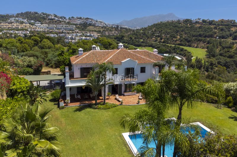 Foto 822a3f8d-c73a-4148-b6e6-037939ba6d8e. Casa amb calefacció aparcament piscina a los arqueros - puerto del almendro Benahavís