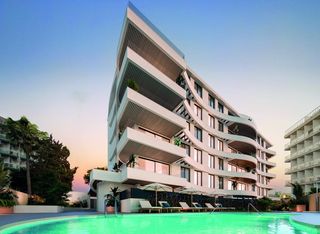 Apartament a Centro. Elegante ático de 3 dormitorios en marina golden bay.