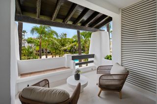 Appartement in Puente Romano. Elegante apartamento junto a la playa con interiores sofisticado