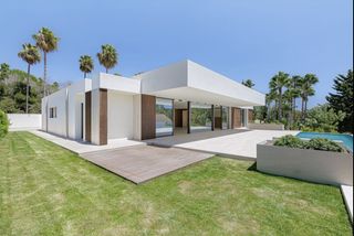 Semi detached house in Zona F. Propiedad contemporánea sin amueblar, con amplio jardín, piscina