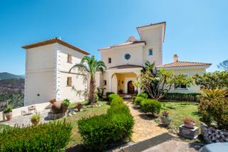 Casa a Altos de Estepona. Fantstica villa en una parcela de 60.000m2 en estepona con vist