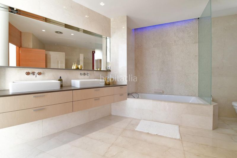 Foto a0d84642-b301-4ef2-990a-530763f778a3. Casa amb aparcament piscina a Las Brisas Marbella