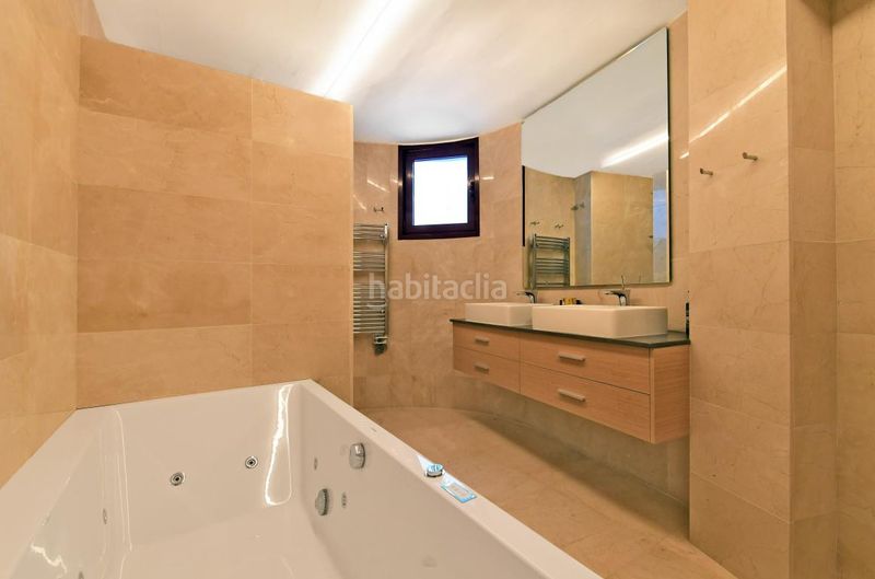Foto b611a19d-dfa0-48bf-84cd-5709c395b8d2. Casa amb aparcament piscina a Las Brisas Marbella