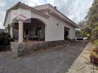 Casa a Lloret Blau - La Creu de Lloret. Casa con terreno 5.000m2 en urb. masies de lloret