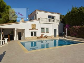 Casa in Canyelles. Casa en canyelles con 2 terrenos, puede hacer otra casa independ