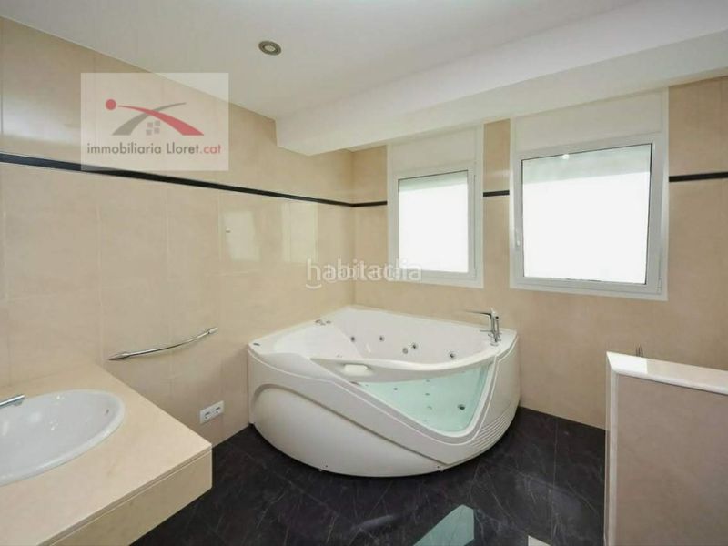 Foto 3fe14864-8ce0-4517-83ea-72f825371211. Casa amb calefacció aparcament piscina a Canyelles Lloret de Mar