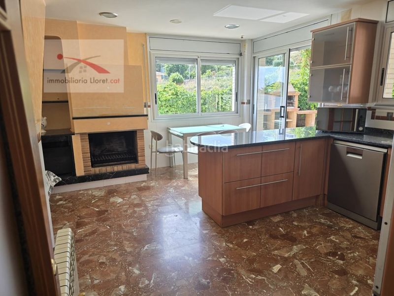 Foto ac6c6771-f917-46ef-886e-f80a9fa2d456. Casa amb aparcament a Roca Grossa Lloret de Mar