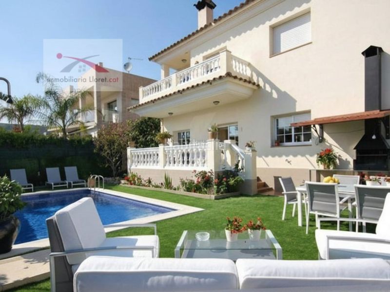 Foto ef5f7b26-48f1-4deb-b734-1de0f89ef19c. Casa amb calefacció aparcament piscina a Fenals Lloret de Mar