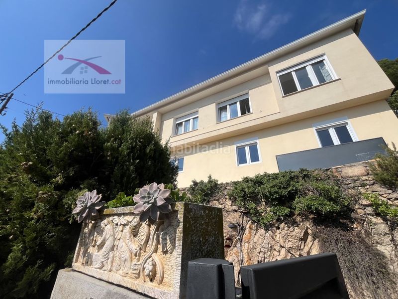 Foto 096d27e3-5af5-401a-a7cf-aed8c3682dc7. Casa amb aparcament a Roca Grossa Lloret de Mar