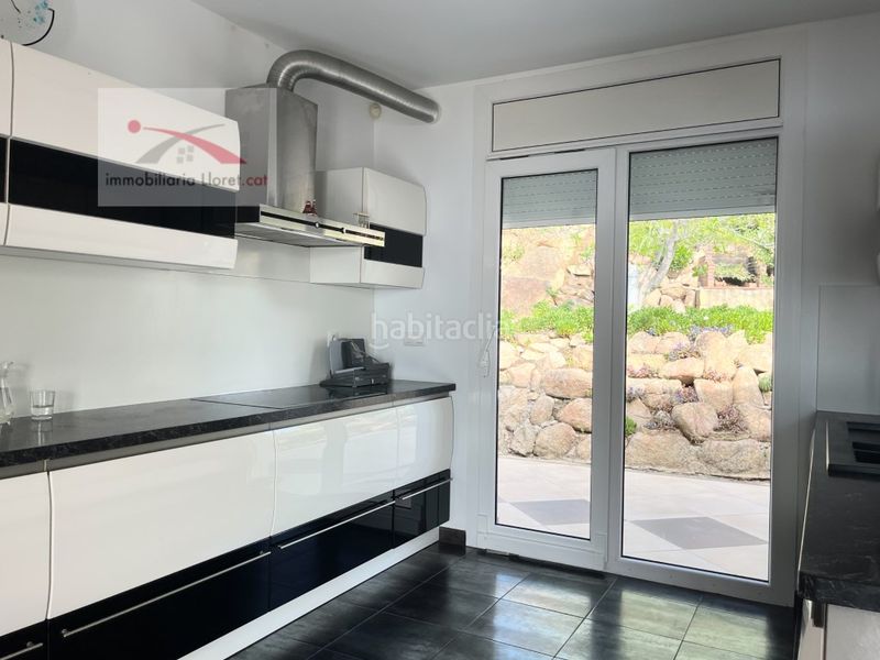 Foto 1fde8828-0664-4b6d-a1b1-d2af4be0cd72. Casa amb aparcament a Roca Grossa Lloret de Mar