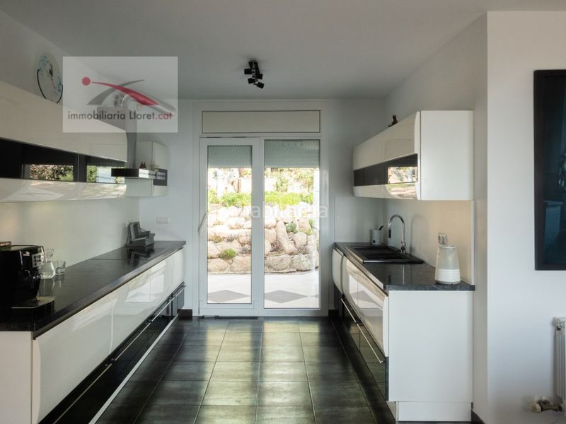 Foto 59983d32-ebb5-46a6-8050-5db8057b07c3. Casa amb aparcament a Roca Grossa Lloret de Mar