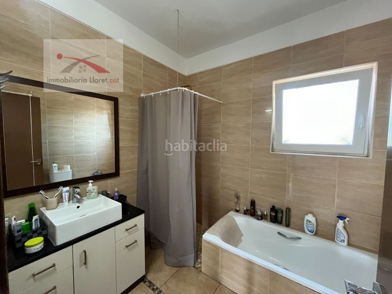 Foto 67574812-dbe4-4ab2-8c15-969e6b4a983c. Casa amb aparcament a Roca Grossa Lloret de Mar