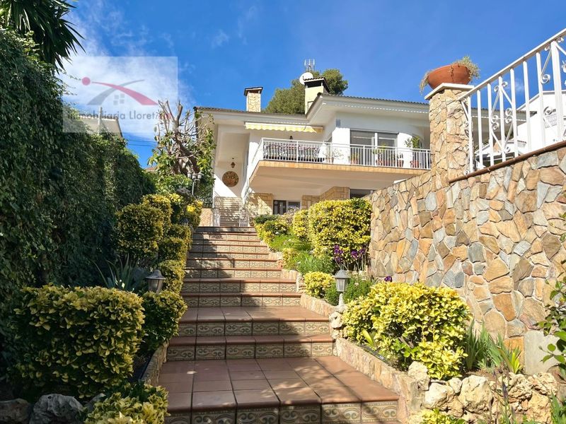 Foto b19f9e69-e351-4871-b8ad-c3cbcc555f30. Casa amb aparcament a Roca Grossa Lloret de Mar