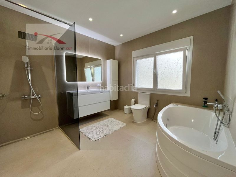 Foto c74b274d-3819-4116-8602-d39f915f0d08. Casa amb aparcament a Roca Grossa Lloret de Mar