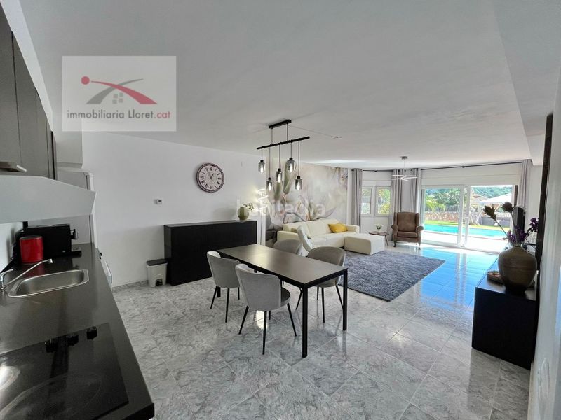 Foto ff9470bc-f9af-4b3b-92a9-d4271ccc3d1f. Casa amb aparcament a Roca Grossa Lloret de Mar
