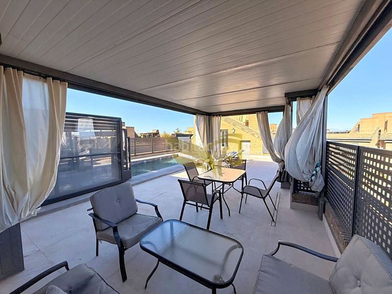 Foto 28b51984-be24-4030-9fbd-406ae041b4c0. Dúplex amb xemeneia calefacció aparcament piscina a Pozuelo de Alarcón