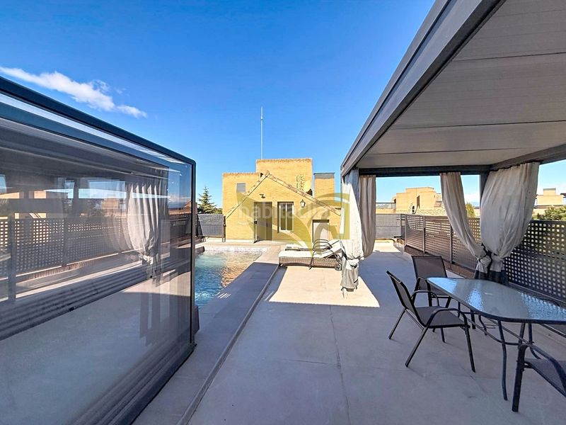 Foto c06772b3-1986-45ce-8b0f-5943cf951b77. Dúplex amb xemeneia calefacció aparcament piscina a Pozuelo de Alarcón