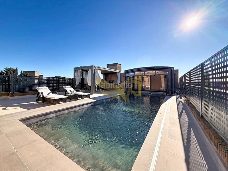 Foto c4deee49-22e2-49cb-a3b2-a8f37b2e5cef. Dúplex amb xemeneia calefacció aparcament piscina a Pozuelo de Alarcón