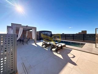 Casa adossada a La Finca. Chalet de 5 plantas en la finca