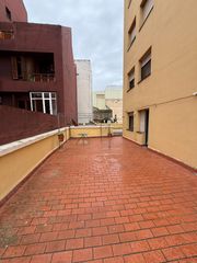 Location Appartement  Calle menacho. Se alquila piso para estudiantes, con terraza, en juan carlos i