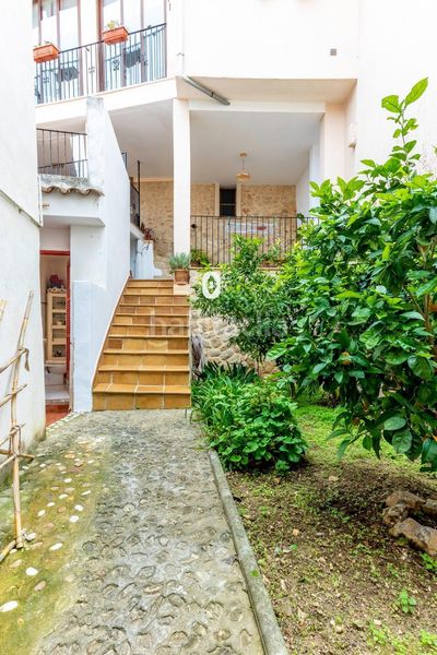 Foto b93d0c0d-6774-476e-a57a-35f50fa6505f. Casa aparellada amb aparcament a Selva