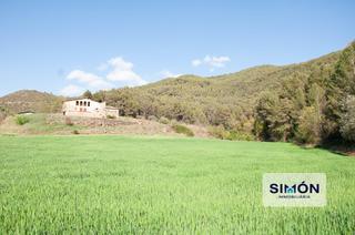 Masia a Súria. Buscas una masia en un entorno tranquilo, con mucho terreno y un