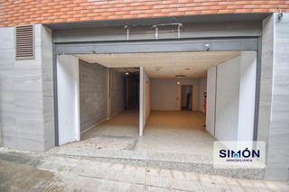 Geschäftsraum in Carrer general prim 34. Local comercial de 160m2 a pie de calle muy bien situado!