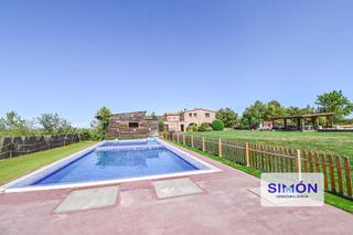 Masia a Sant Pere Sallavinera. Espectacular masía, reformada y equipada con piscina, pádel, vol