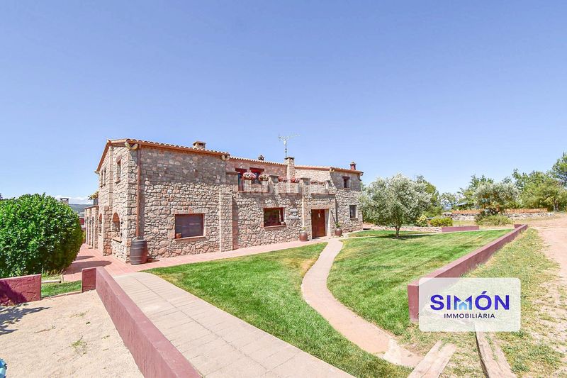 Foto b0139051-f7bc-40ab-969a-426e423ba98a. Country house with heating pool in Sant Pere Sallavinera