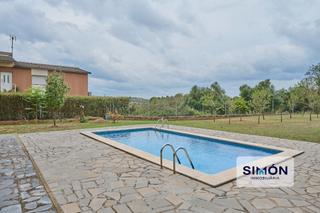 Casa a Artés. Fantástica casa en artés, de 626 m de parcela, con piscina, 4 ha