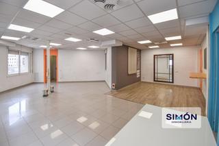 Rent Office space in Carretera de Vic - Remei. Inmejorable oficina muy visible en la ben plantada de manresa y