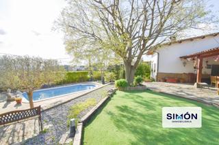 Chalet in Calders. Chalet muy luminoso con parcella plana y vistas a montserrat en