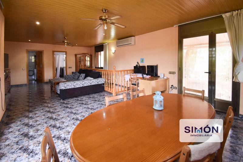 Foto ced1a768-3385-4c15-b686-9ca1a810ddd7. Haus mit parking pool in Rellinars