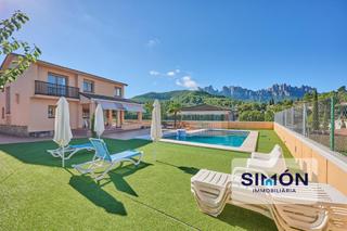 Haus in Castellbell i el Vilar. Chalet de 4 habitaciones con piscina con espectaculares vistas a