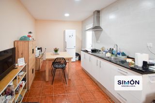 Casa in Barri Mion - Puigberenguer. Casa adosada semireformada en planta baja en el barrio de la mio