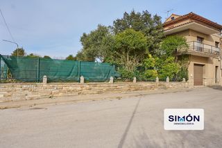 Casa  Carrer manresa. Luminosa casa esquinera de 4 hab. con gran jardín plano y muchas