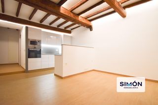 Appartement à Berga. Piso de 3 habitaciones, acabado de reformar y en el centro de be