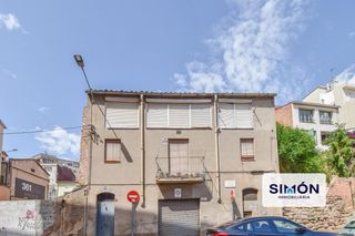Terreno residenziale in Ginjoler 29. Parcela urbana en venta en el centro de manresa de 95 m2 con gra
