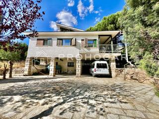 Chalet à Bustarviejo. Chalet independiente con terraza, piscina y gran parcela en bust