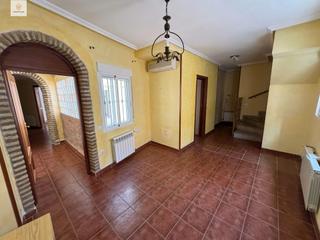 Casa adossada en Casco Antiguo. Se alquila y vende casa en parte antigua de cceres