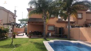 Location Chalet à Los Gallos. Se alquila villa en chiclana de la frontera, zona los gallos